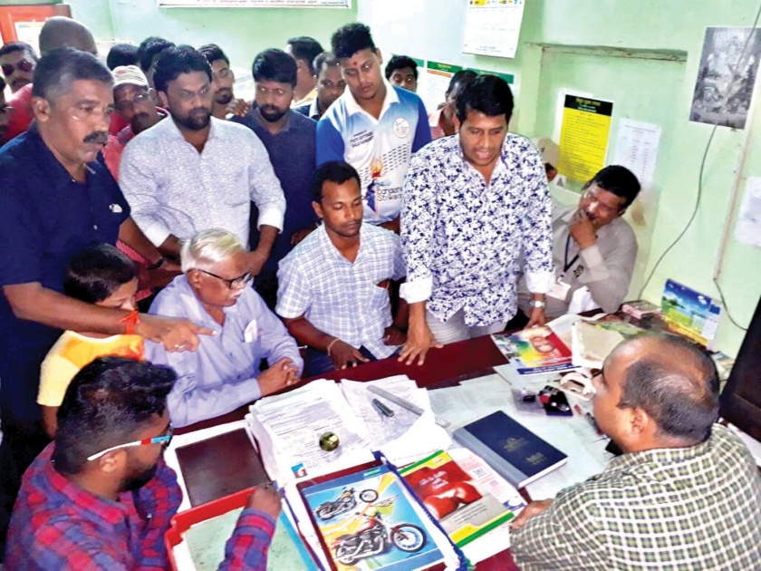Sindhudurg: Subdivision Engineer of Sawantwadi Dhayar, Resolve of Banda residents on issues related to electricity | सिंधुदुर्ग : सावंतवाडीचे उपकार्यकारी अभियंता धारेवर, विजेच्या समस्यांबाबत बांदावासीयांचा निर्धार