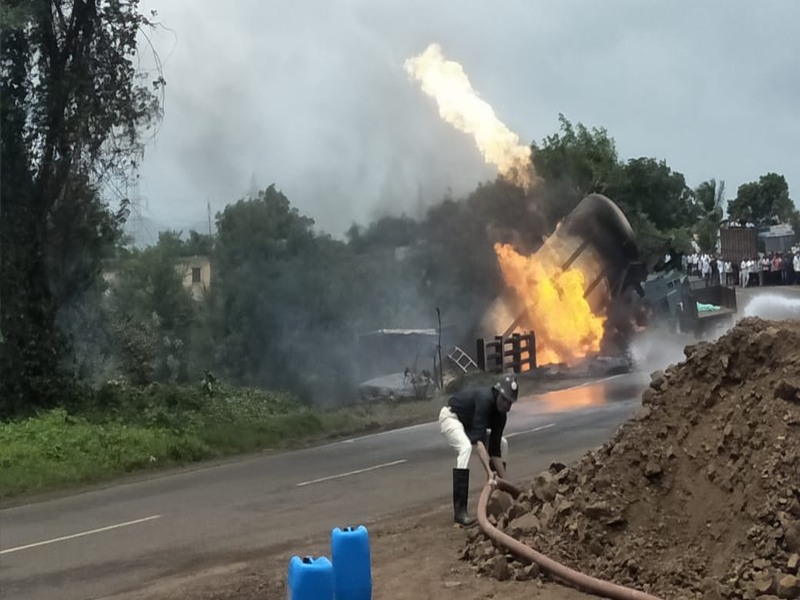  Gas tanker burns on Sinnar-Ghoti highway; Traffic Closure | सिन्नर- घोटी महामार्गावर गॅस टँकर पेटला; वाहतूक बंद