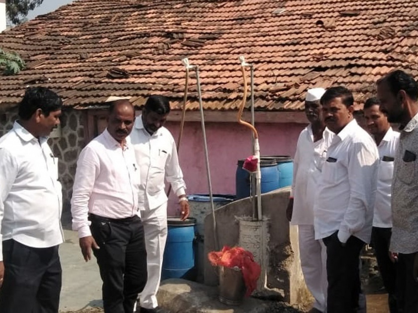 Gulvanch Gram Panchayat office bearers inspect parallel water scheme | गुळवंच ग्रामपंचायत पदाधिकाऱ्यांनी केली समांतर पाणी योजनेची पाहणी