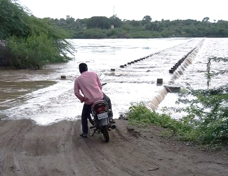 Water will be released from the dam on Nire; Vigilance warning to villages along Bhima and Nira rivers | निरेवरील धरणातून पाणी सुटणार; भीमा व नीरा नदी काठच्या गावांना सतर्कतेचा इशारा