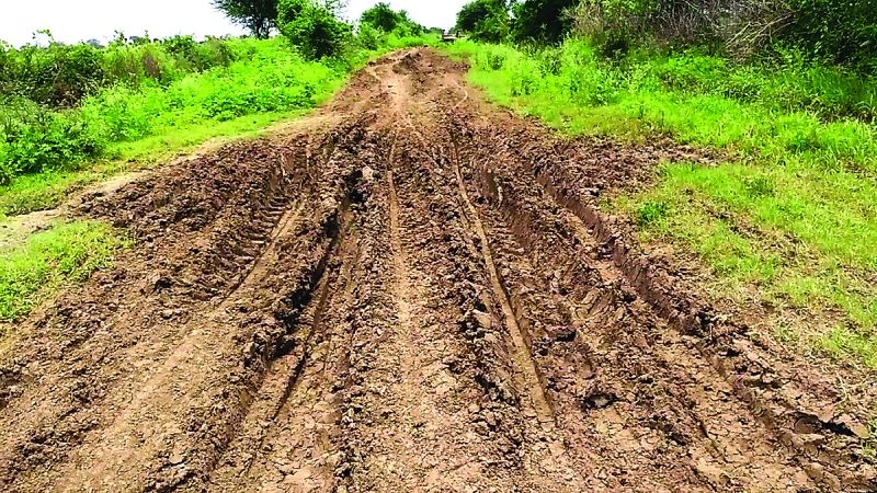 The village road was badly damaged; Farmers and villagers suffer! | घाटा गावची वाट झाली बिकट; शेतकरी आणि ग्रामस्थ त्रस्त!