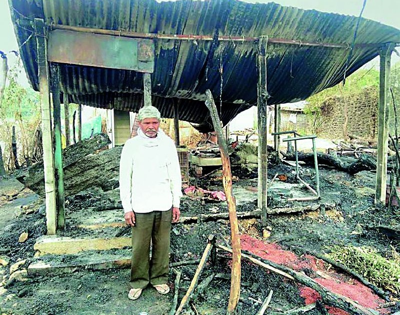 The house of Rakharangoli of the fire | आगीत घराची राखरांगोळी