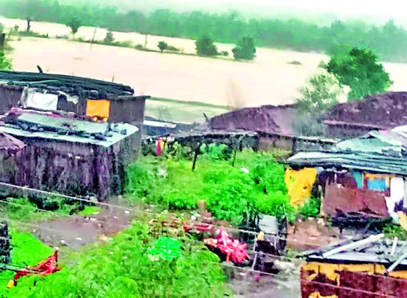 Nandpur village risks flooding the Vanna river | वणा नदीच्या पुरामुळे नंदपूर गावाला धोका