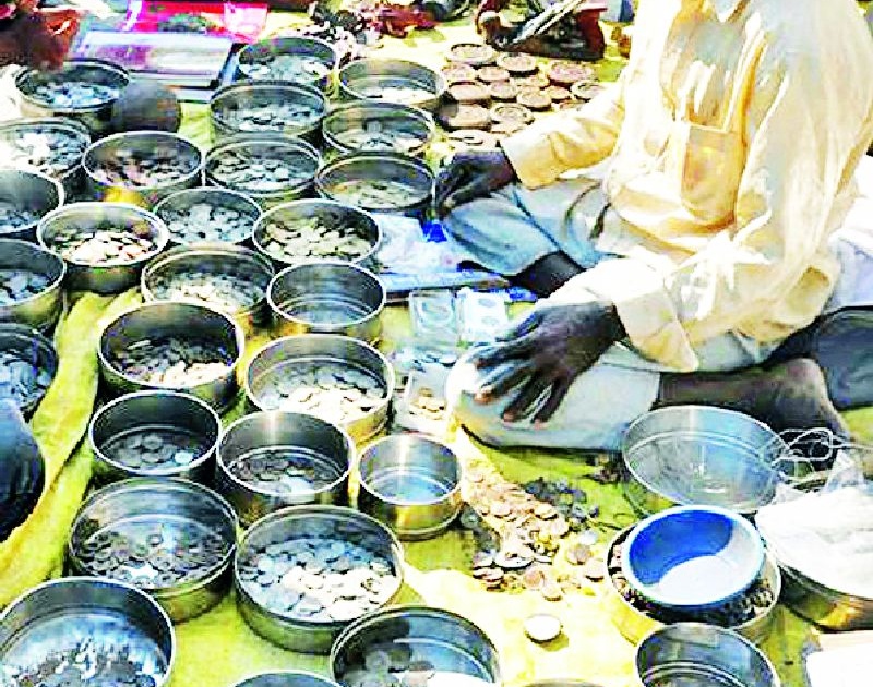Wreckers find coins for sale and treasure trove of knowledge | भंगार विकता विकता शोधला नाण्यांचा खजिना अन् ज्ञान मार्ग