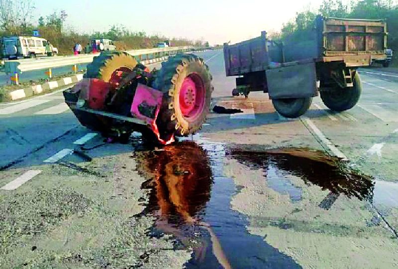 Bus-tractor accident near Dewarwadi | देऊरवाडीनजीक बस-ट्रॅक्टरचा अपघात