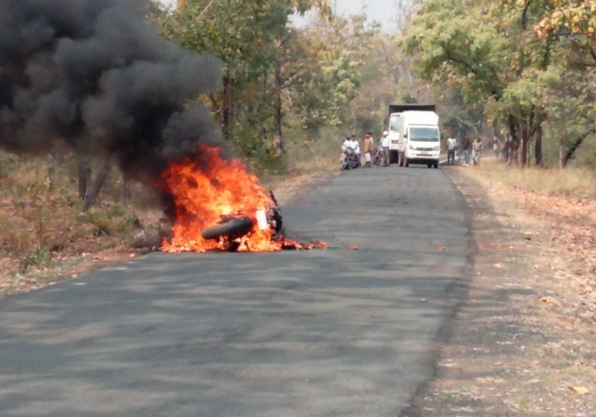 Fire in Gondia district; No lien | गोंदिया जिल्ह्यात धावत्या मोटरसायकलला लागली आग; जिवीतहानी नाही