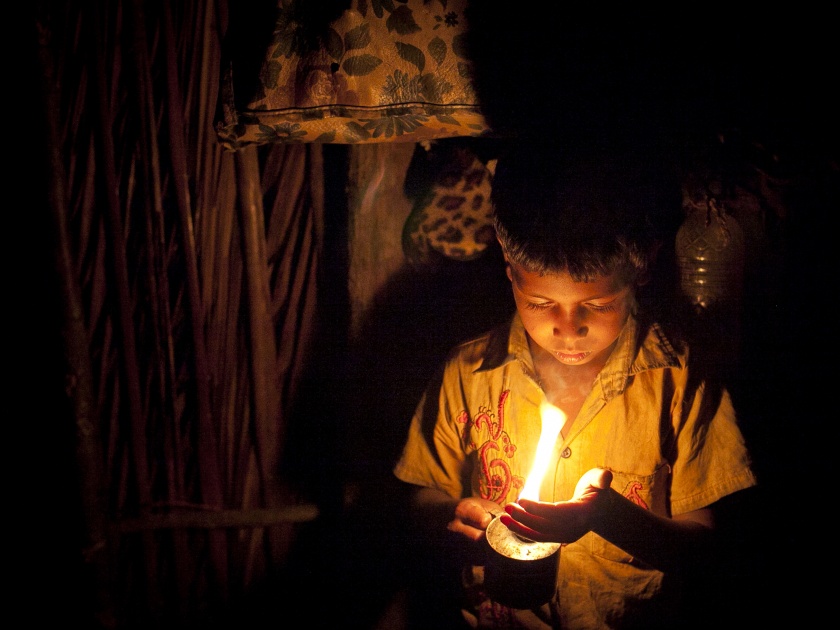 Three hundred families in Gondia district of Amgaon taluka are in dark | गोंदिया जिल्ह्यातल्या आमगाव तालुक्यातील तीनशे कुटुंबे अंधारात