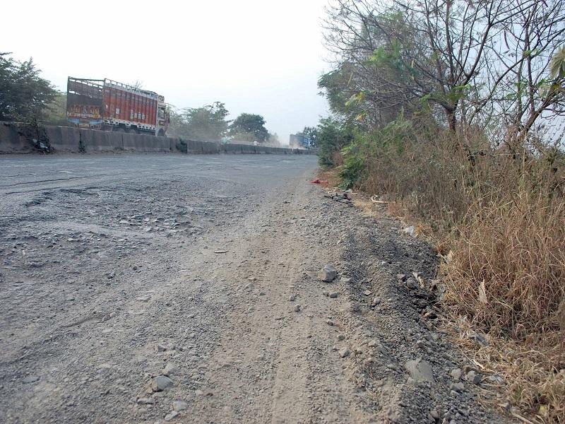 potholes on the Link Road | लिंकरोडवर पडले जिवघेणे खड्डे
