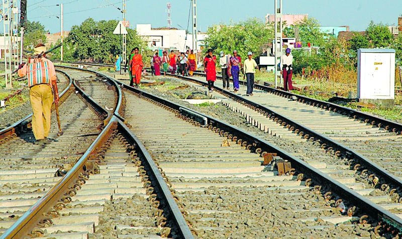 Third line hits railway passengers in September | थर्ड लाईनमुळे सप्टेंबर महिन्यात रेल्वे प्रवाशांना फटका