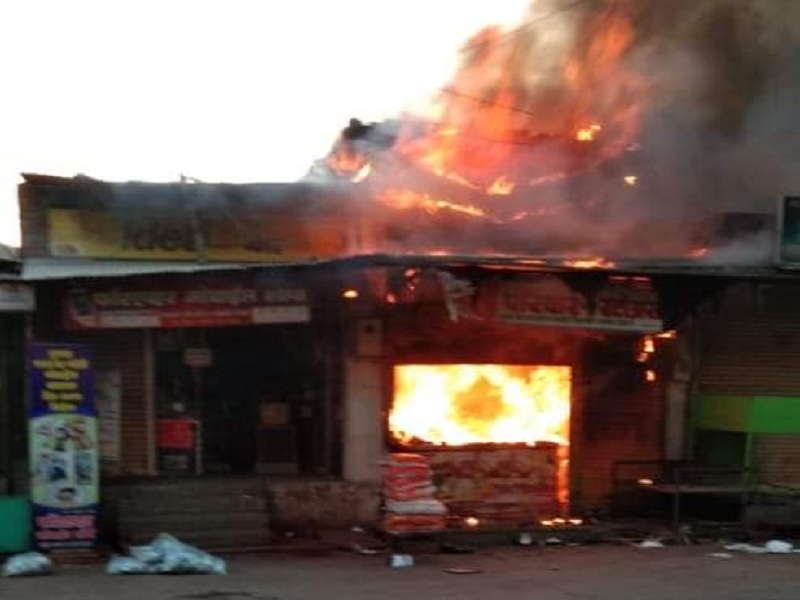 a grocery shop burn in Latur's Ganjgolai area | लातूरच्या गंजगोलाईतील किराणा दुकान आगीत खाक