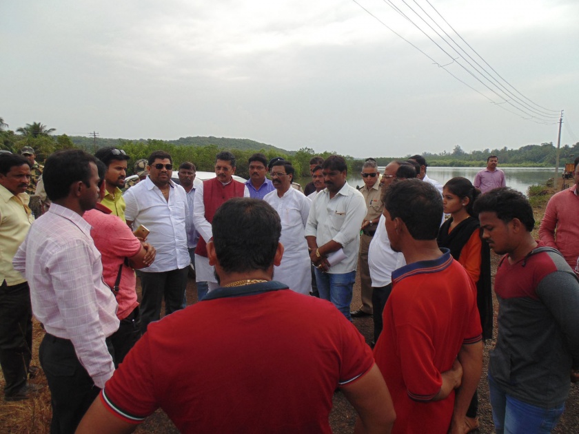 Inspector Deepak Kesarkar inspected the Atra, Jamdul flood affected area of ​​Sindhudurg district | दीपक केसरकर यांच्याकडून सिंधुदुर्ग जिल्ह्यातील आचरा, जामडूल पूरग्रस्त भागाची पाहणी