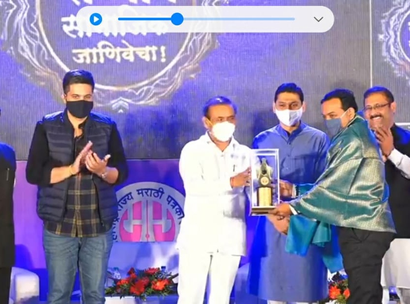 Awarding Social Awareness Award to Sameer Deshpande | समीर देशपांडे यांना सामाजिक जाणीव पुरस्कार प्रदान