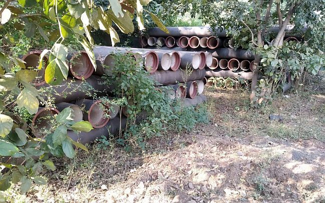 Billions of pipes in Chandrabhaga water supply scheme fall; Neglect of Achalpur Municipality | चंद्रभागा पाणीपुरवठा योजनेतील कोट्यवधीचे पाईप पडून; अचलपूर नगरपालिकेचे दुर्लक्ष