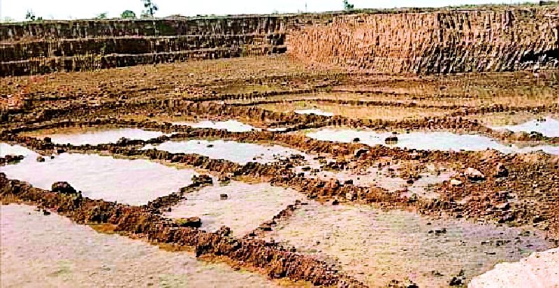 Minor digging system in Titwa area | टिटवा परिसरात गौणखनिजाचे नियमबाह्य खोदकाम