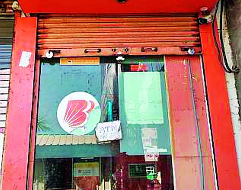 The ATM in the backyard closes in front of Holi | परतवाड्यातील एटीएम बंद होळीच्या तोंडावर ठणठणाट