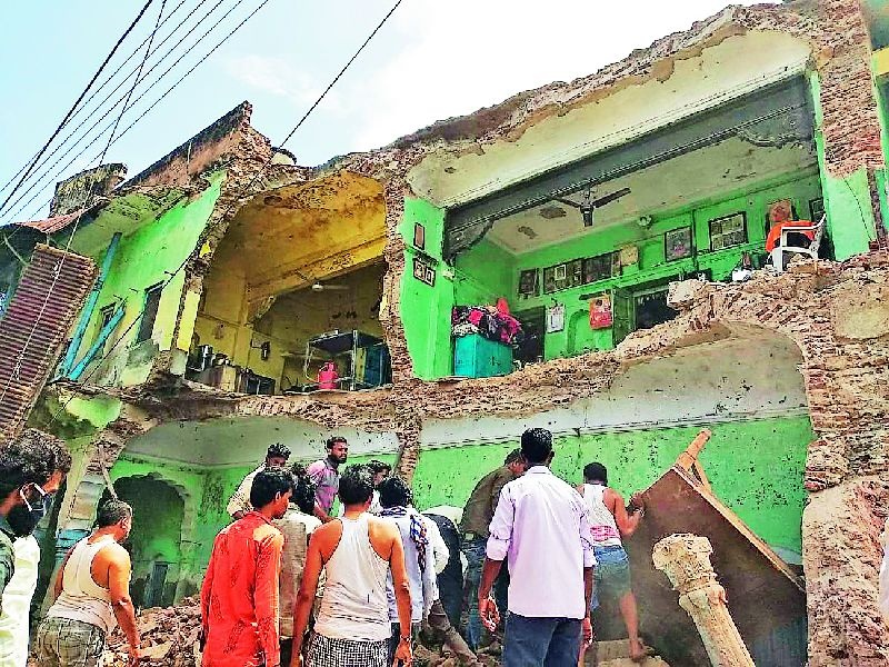 The two-story building collapsed and the old woman was stabbed | दुमजली इमारत कोसळून वृद्धा दगावली