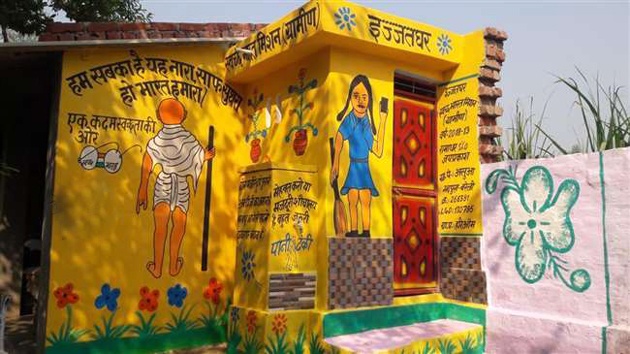 Clean toilets competition begins; 60 families from 60 groups get award | स्वच्छ सुंदर शौचालय स्पर्धेला प्रारंभ; ६० गटांतून ६० कुटुंबांना पुरस्कार