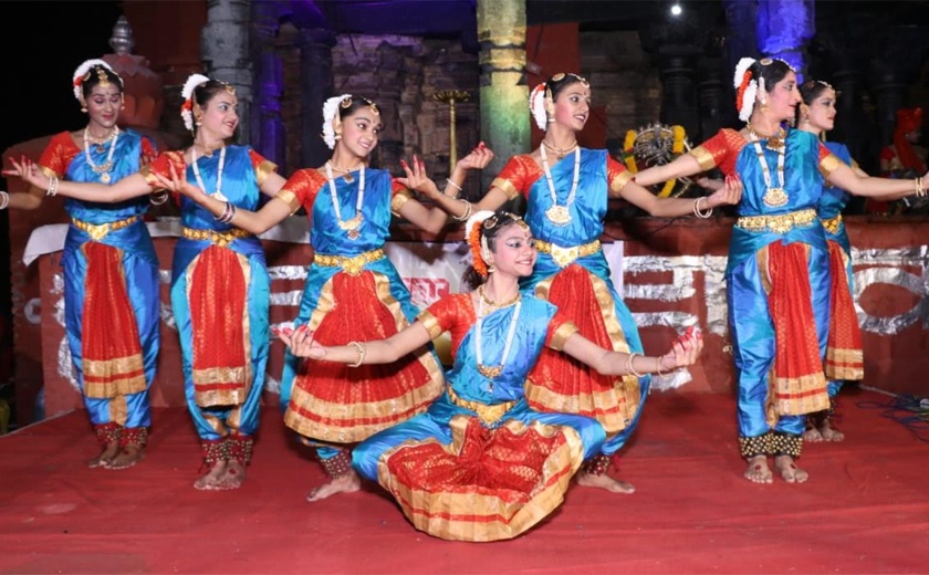 Beedkar's Shingles at Dance, Music and Comedy Concert at the Kanakaleshwar Festival | कनकालेश्वर महोत्सवात नृत्य, संगीत आणि हास्य मैफिलीला बीडकरांची दाद