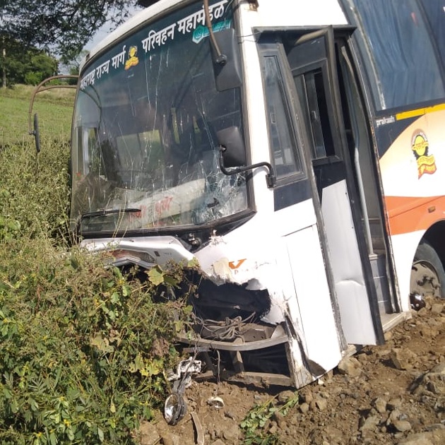 Shivshahi bus hit the bullock cart when the wheel burst | चाक फुटल्याने शिवशाही बस उभ्या बैलगाडीवर आदळली
