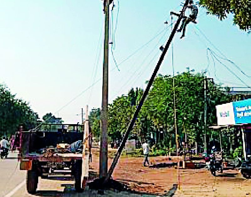 Blockade of power poles in road widening | रस्ता रुंदीकरणात वीज खांबांचा अडथळा