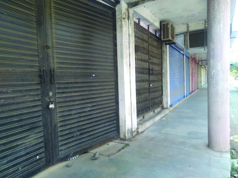 Shops closed in Buldana, communication continues! | बुलडाण्यात दुकाने बंद, संचार सुरूच!