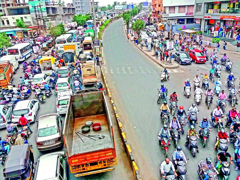 The traffic jam due to the narrow road in the Wakad-Bhumkar Chowk | वाकड-भूमकर चौकातील अरुंद रस्त्यामुळे वाहतूककोंडी