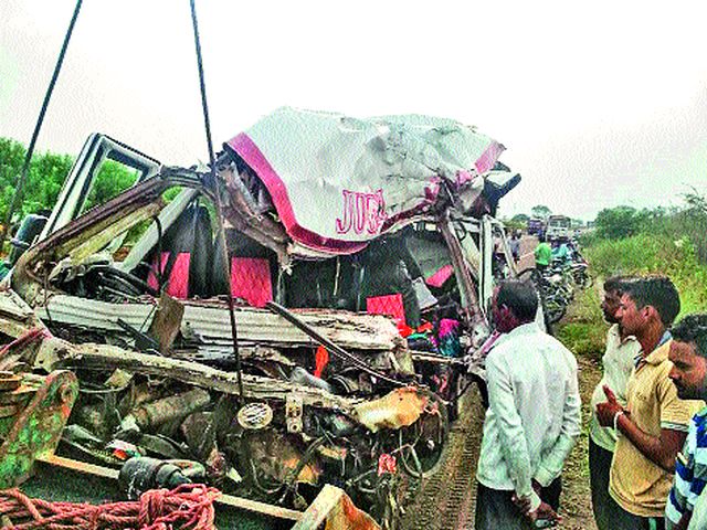 Ten killed in Chandwadian accident | चांदवडनजीक अपघातात दहा ठार
