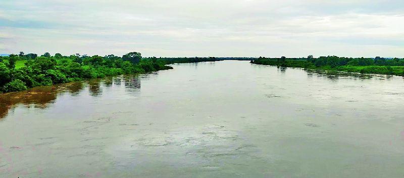 Rivers drain due to incessant rains | संततधार पावसामुळे नदी-नाले तुडुंब