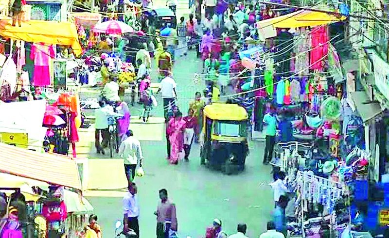 The crowds fluttered in the market at the time of Dussehra | दसऱ्याच्या मुहूर्तावर बाजारपेठेत उसळली गर्दी