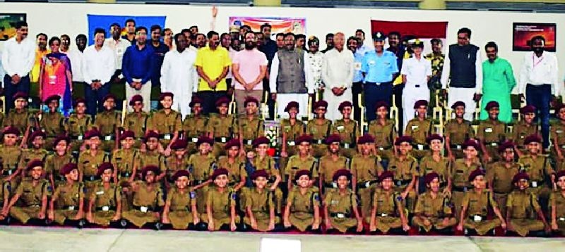 Aamir Khan's visit brings renewed awareness among the soldiers and schoolchildren | आमिर खानच्या भेटीमुळे सैनिक ी शाळेच्या विद्यार्थ्यांत नवचैतन्य