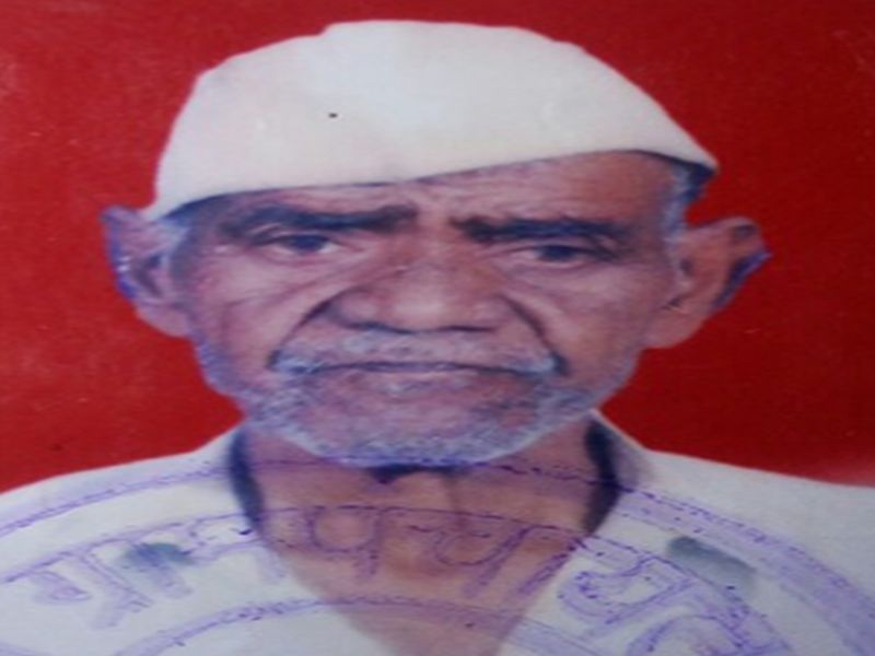Death of old man in Jalgaon due to bite of a nose | धोतरात शिरलेल्या नागिणीने दंश केल्याने जळगावात वृद्धाचा मृत्यू
