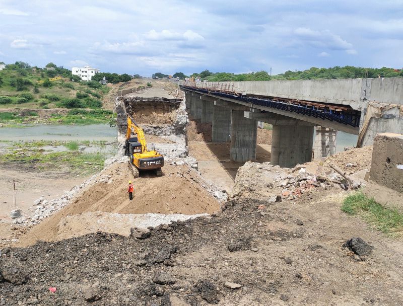 The old bridge over Waghur was finally demolished | वाघूरवरील जुना पूल अखेर जमीनदोस्त