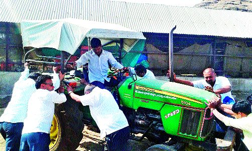 District back-recovery campaign seized by 50 tractors for Kalavan: Recovery of arrears of Rs 65 lakh | कळवणला ५० ट्रॅक्टर जप्त जिल्हा बॅक वसुली मोहीम : ६५ लाखांची थकबाकीही वसूल