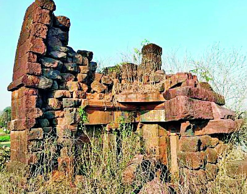 Ignoring the fall of ancient Hemadpanthi temples | पुरातन हेमाडपंथी मंदिरांच्या पडझडीकडे दुर्लक्ष