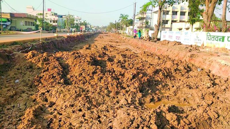 Work on the Chamarshi highway stalled again in a partial state | चामाेर्शी महामार्गाचे काम अर्धवट स्थितीत पुन्हा ठप्प
