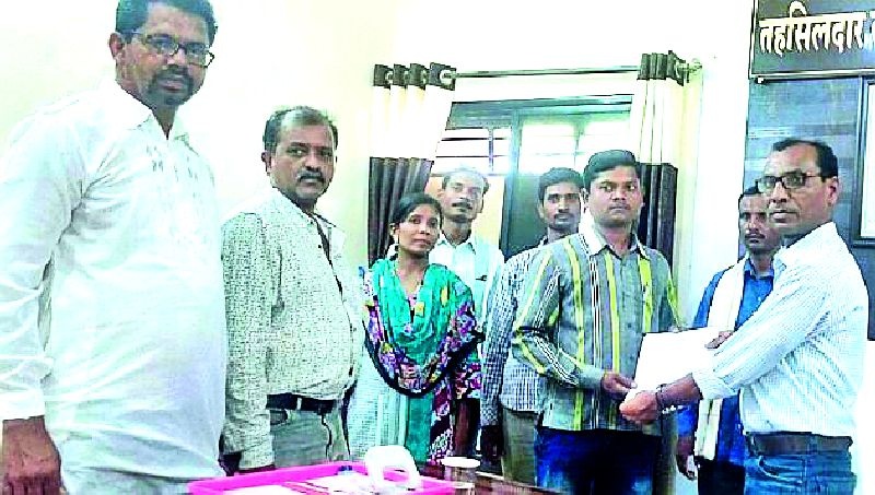 After 12 years, in the Hireng Gram Panchayat, office bearer, Arud | १२ वर्षानंतर हिरंगे ग्रामपंचायत मध्ये पदाधिकारी आरूढ