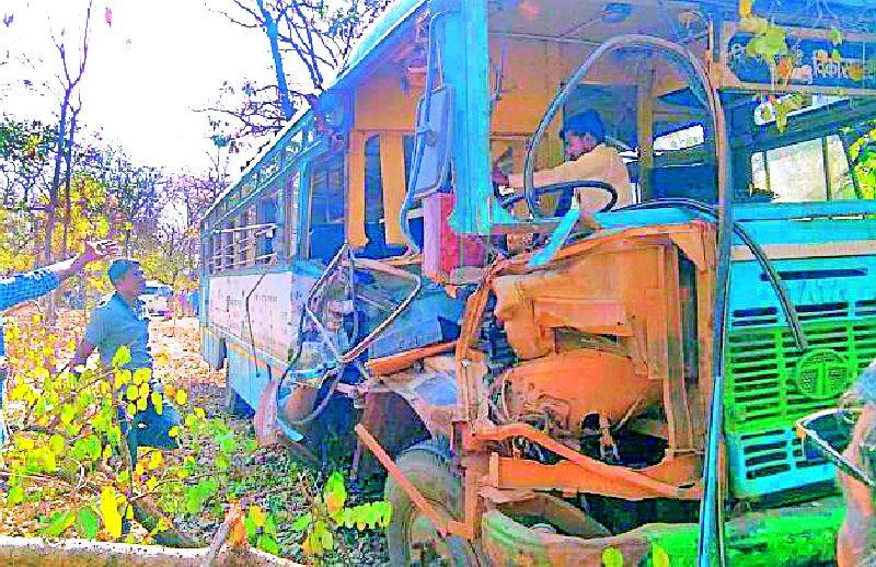 The bus-tractor collision, two serious | बस-ट्रॅक्टरची टक्कर, दोन गंभीर