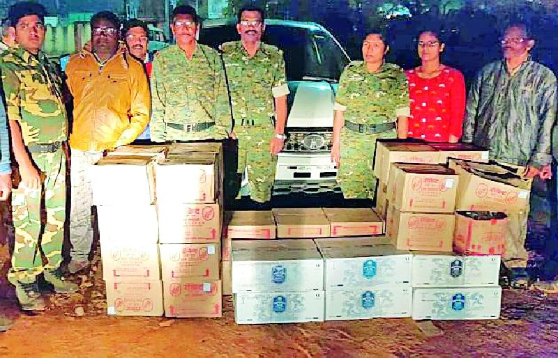 Twenty two and half lakh liquor seized with the car | कारसह अडीच लाखांची दारू जप्त