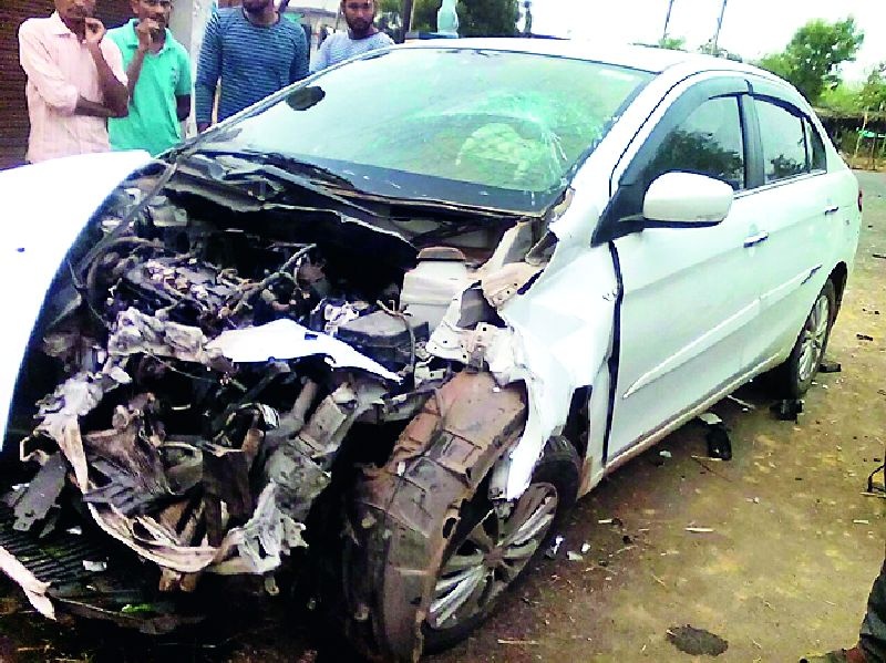 Maruti car hits three people: injured | मारूती कारची ट्रॅव्हल्सला धडक : तीन जण जखमी