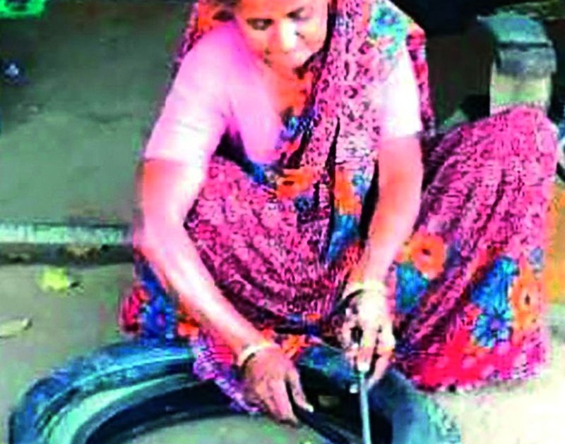 In the seventies, she still does puncture repair work | सत्तरीतील भागरथा करते अजूनही पंक्चर दुरूस्तीचे काम