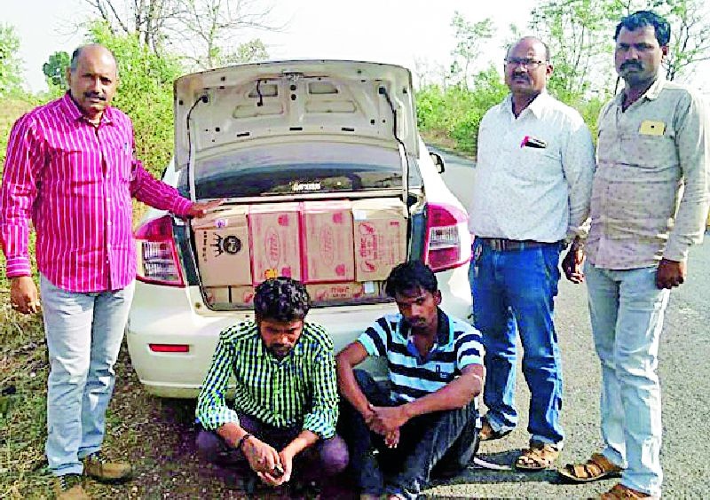The four-wheeler carrying liquor was caught | दारू वाहून नेणारी चारचाकी पकडली