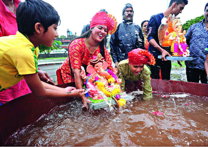 Eco-friendly message to Bappa in rainy season | पाऊसधारांत बाप्पाला पर्यावरणपूरक निरोप