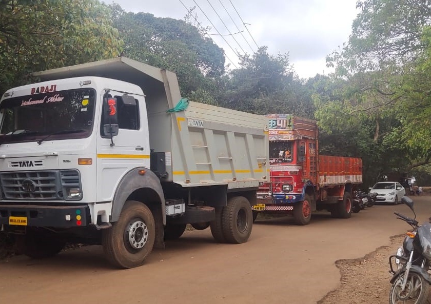Action on two vehicles transporting secondary minerals | गौणखनिज वाहतूक करणाऱ्या दोन वाहनांवर कारवाई