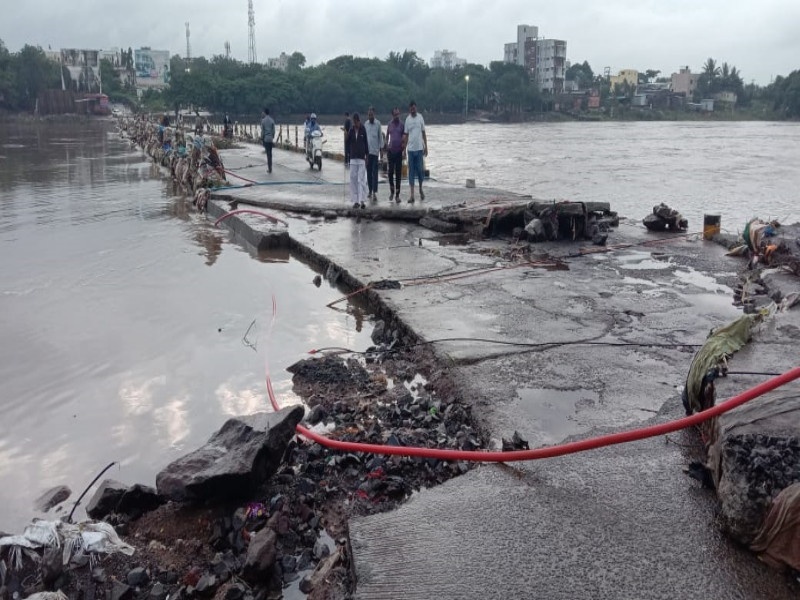 cement block step of bridge collapsed due to flood at Mula Mutha river | मांजरी येथे मुळा मुठा नदीच्या पुरात रस्त्यावरचा सिमेंटचा थर गेला वाहुन 