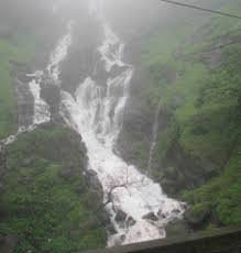 The waterfall in Goregaon is a tourist attraction | गोरेगावमधील धबधबा ठरतो पर्यटकांचे आकर्षण