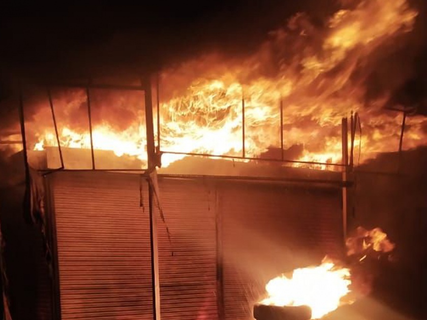 Four shops in the basement fire | तळोद्यात चार दुकानांना आग
