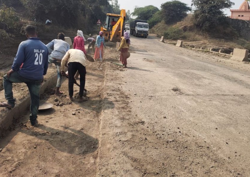From Bedki to Kondaiwari road work started | बेडकी ते कोंडाईबारी रस्त्याच्या कामाला सुरुवात