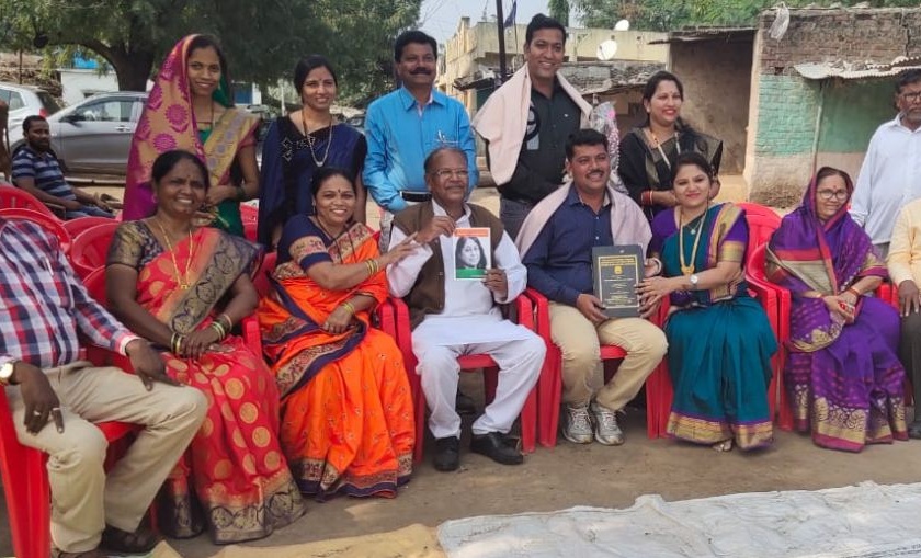 The villagers honored the 'Bhumiputra', who is going to university to be beaten. | पायपीट करुन विद्यापीठ गाठत विद्यावाचस्पती बनलेल्या ‘भूमिपुत्राचा’ ग्रामस्थांनी केला गौरव