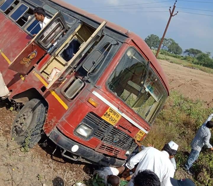   Accident passenger rescues Peth-Jalgaon bus near Umrale | उमराळेनजीक पेठ-जळगाव बसला अपघात, प्रवासी बचावले