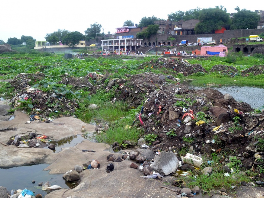 Parbhani: The Godavari river is dry even in the rainy season | परभणी : पावसाळ्यातही गोदावरी नदीचे पात्र कोरडेठाकच